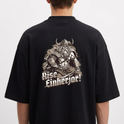 Camiseta com estampa frontal de pequeno símbolo abstrato e estampa traseira de guerreiro nórdico detalhado com capacete e barba, acompanhado do texto "Rise Einherjar!".