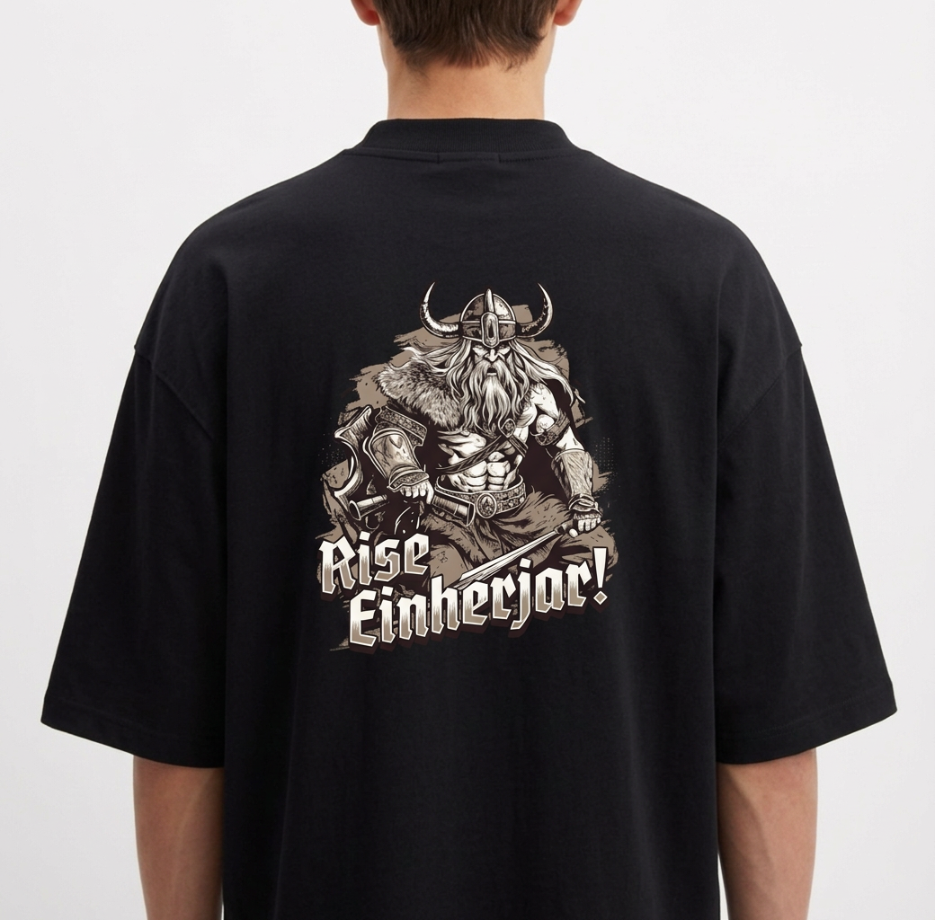 Camiseta com estampa frontal de pequeno símbolo abstrato e estampa traseira de guerreiro nórdico detalhado com capacete e barba, acompanhado do texto "Rise Einherjar!".