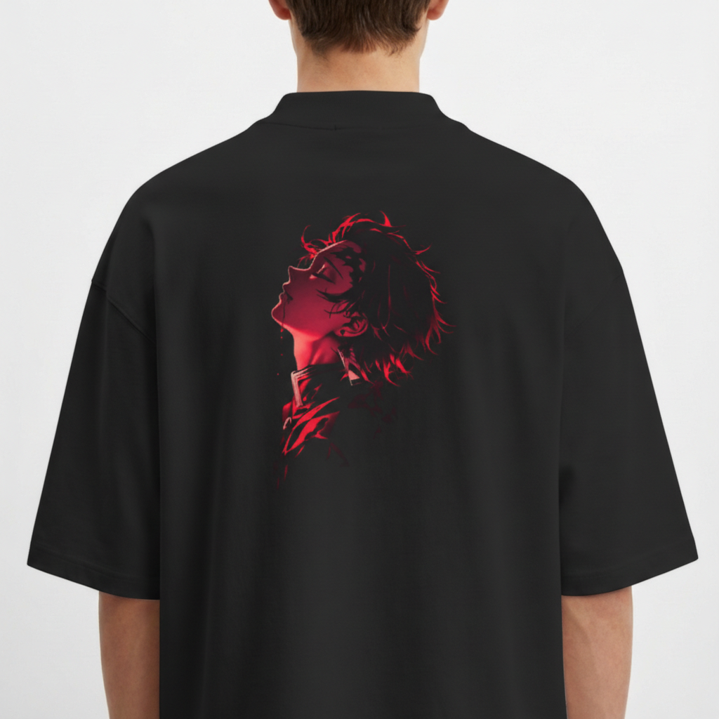 Camiseta com estampa frontal de pequena ilustração de uma mão e palavra "PRAYER" e estampa traseira de figura detalhada em perfil iluminada dramaticamente.