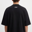 Camiseta com estampa frontal de palavra centralizada em fonte moderna e estampa traseira de mesma palavra centralizada próxima à gola.