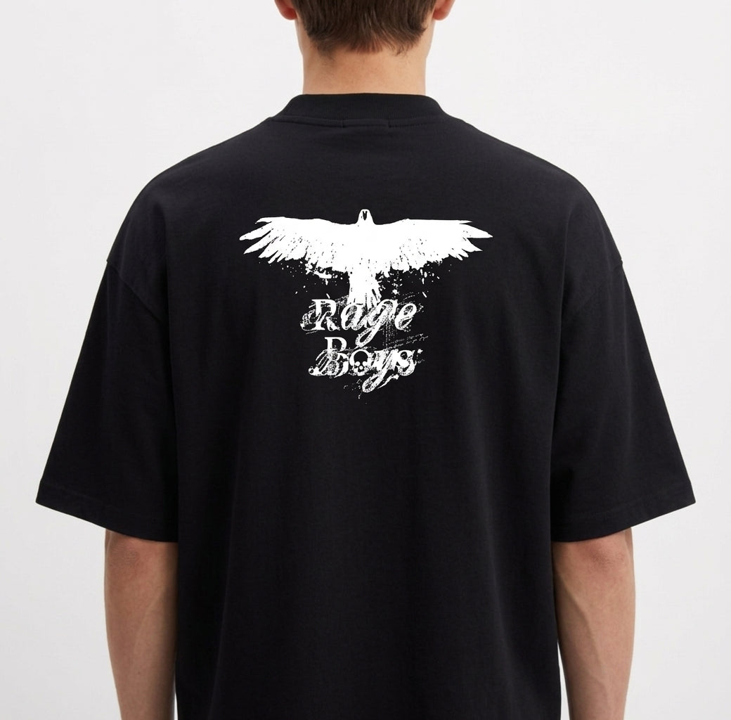 Camiseta com estampa frontal de caveira pequena e estampa traseira de pássaro em voo com texto estilizado por baixo, criando um contraste marcante.