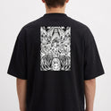 Moletom com estampa traseira de figura central musculosa cercada por criaturas fantásticas e detalhes intricados em design monocromático.