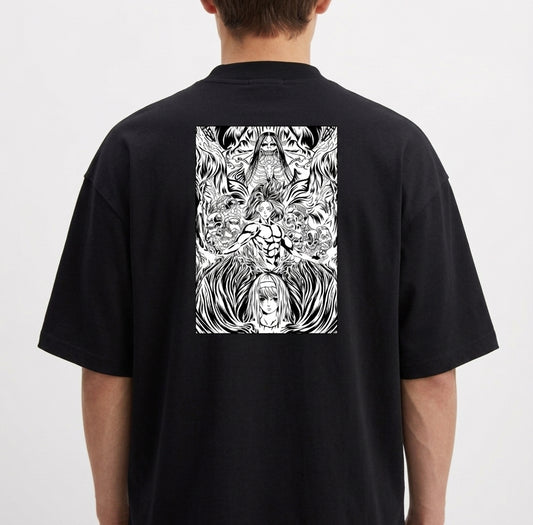 Moletom com estampa traseira de figura central musculosa cercada por criaturas fantásticas e detalhes intricados em design monocromático.