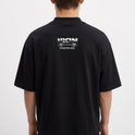 Camiseta com estampa frontal de texto “IRON DISCIPLINE” acompanhada de setas e estampa traseira com logotipo “IRON DISCIPLINE INC” em destaque.