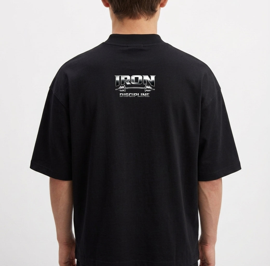 Camiseta com estampa frontal de texto “IRON DISCIPLINE” acompanhada de setas e estampa traseira com logotipo “IRON DISCIPLINE INC” em destaque.