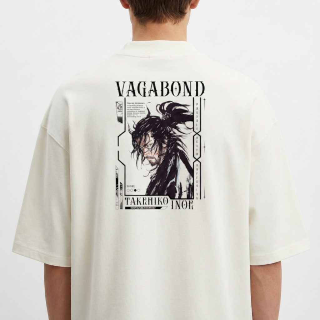Camiseta com estampa frontal de número estilizado e estampa traseira de arte detalhada de personagem fictício com cabelo longo e texto decorativo.