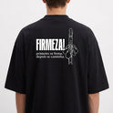 Camiseta com estampa frontal de duas chaves cruzadas e estampa traseira de mão segurando um bastão com a frase "FIRMEZA! primeiro se firma. depois se caminha."