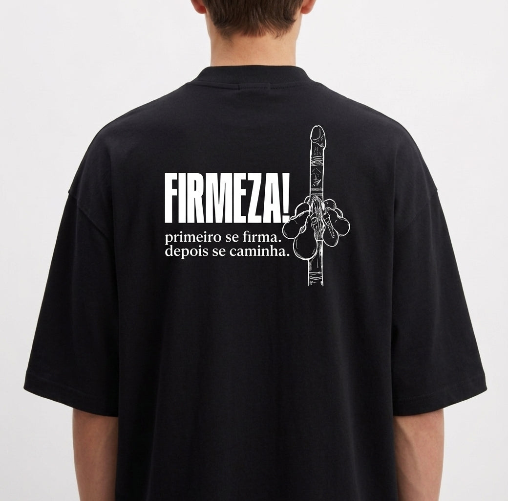 Camiseta com estampa frontal de duas chaves cruzadas e estampa traseira de mão segurando um bastão com a frase "FIRMEZA! primeiro se firma. depois se caminha."