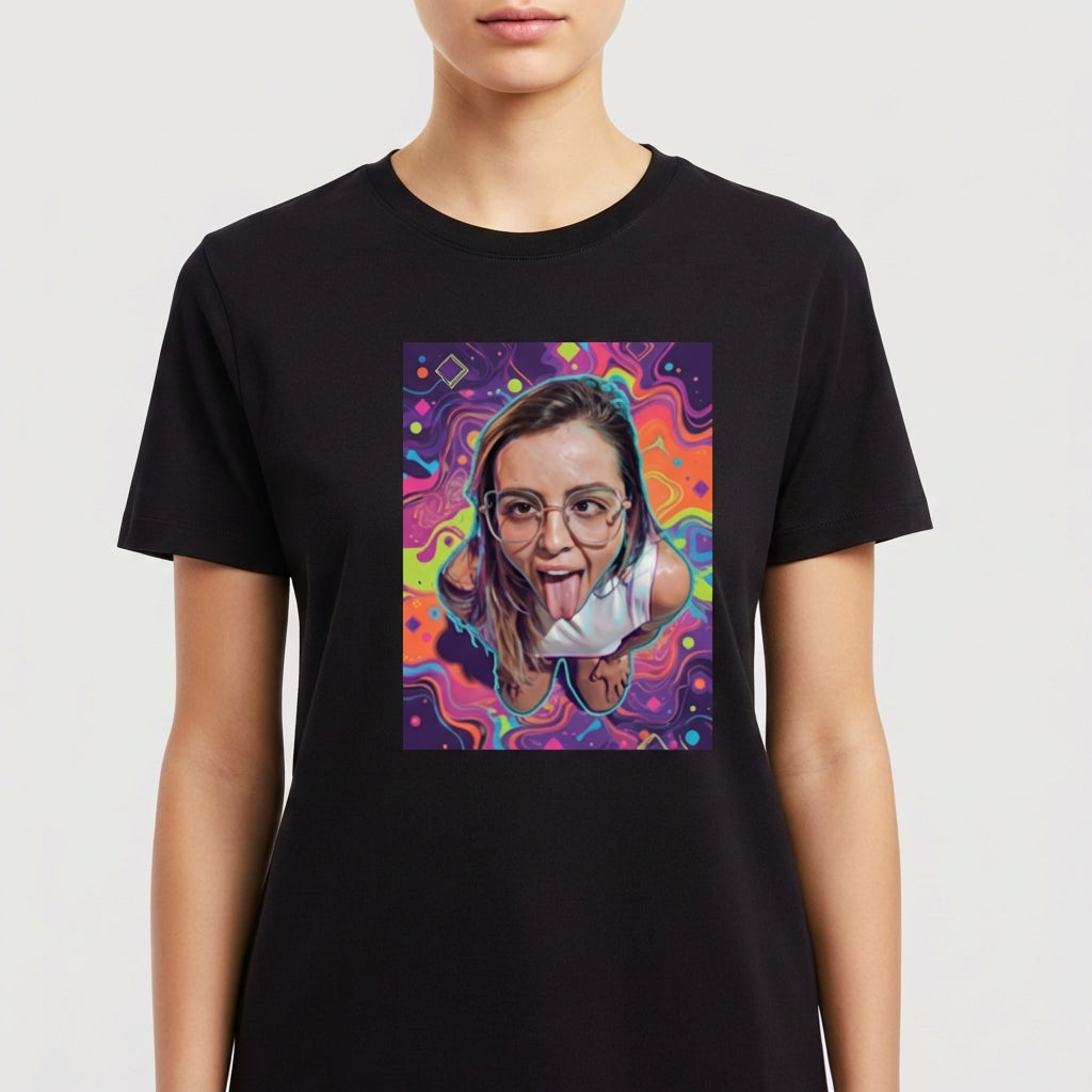 Camiseta com estampa frontal de retrato feminino em estilo digital, sobre um fundo psicodélico vibrante com padrões abstratos e formas geométricas.