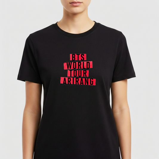 Camiseta com estampa frontal de texto composto por "BTS", "WORLD", "TOUR", "ARIRANG" em letras maiúsculas, com cada palavra destacada sobre barras.
