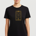 Camiseta com estampa frontal de carta de tarô estilizada, apresentando figura mística com chapéu e detalhes geométricos emoldurados.
