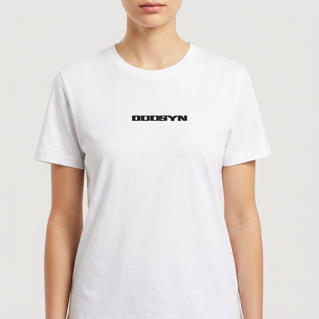Camiseta com estampa frontal de texto estilizado e estampa traseira de padrão geométrico verde com caracteres japoneses distribuídos aleatoriamente.