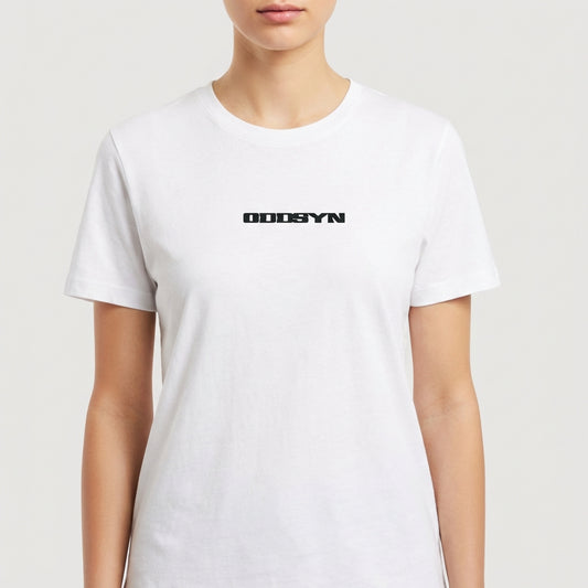 Camiseta com estampa frontal de texto estilizado e estampa traseira de padrão geométrico verde com caracteres japoneses distribuídos aleatoriamente.