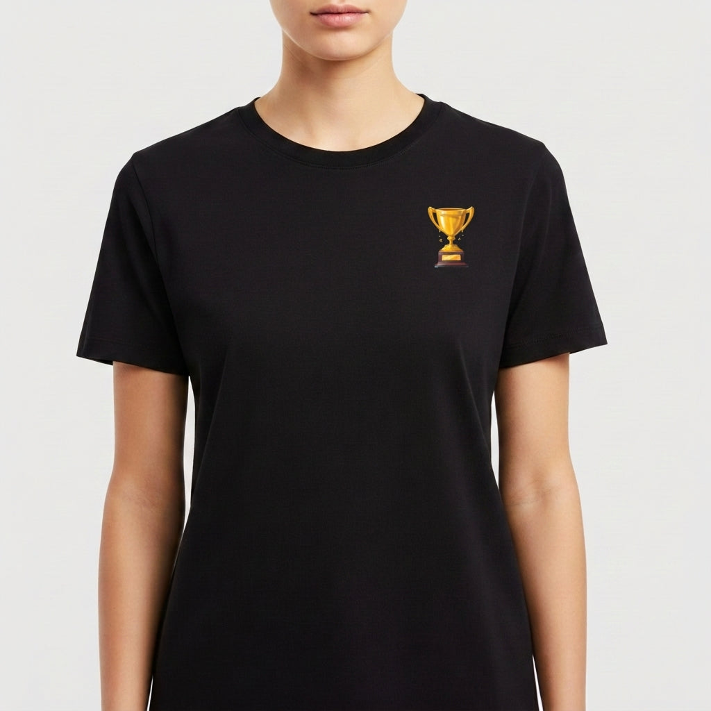 Camiseta com estampa frontal de troféu dourado pequeno e estampa traseira de troféu maior com texto "QUEM VENCER HERDARÁ TODAS ESSAS COISAS APOCALIPSE 21:7".