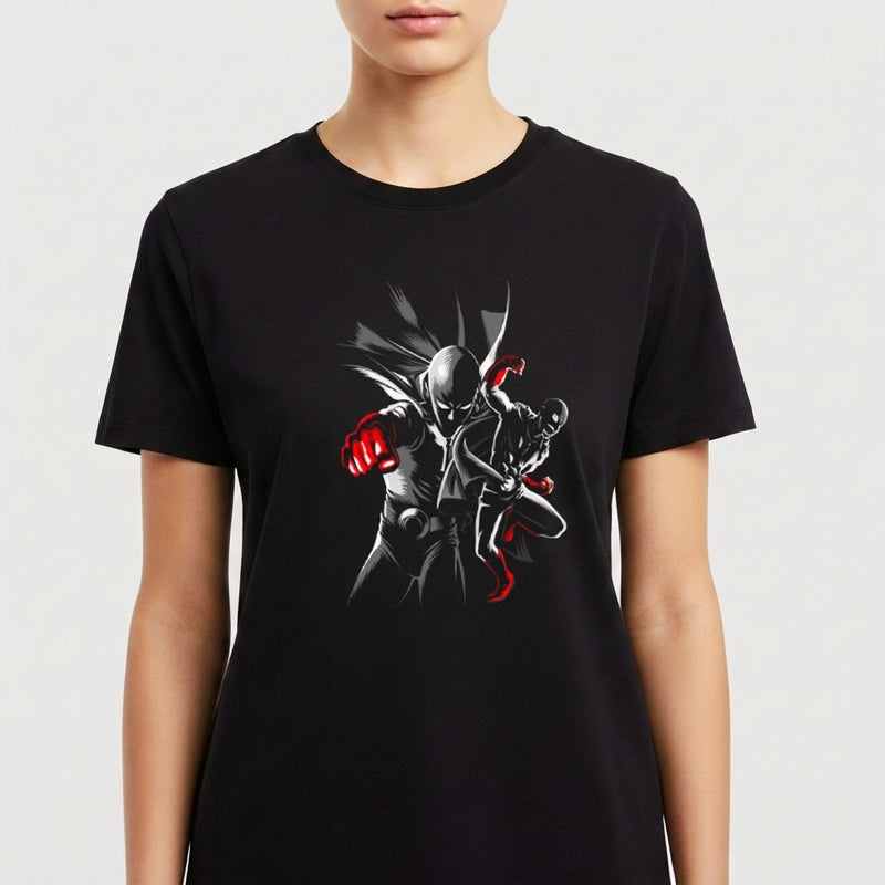 Camiseta com estampa frontal de um herói em pose dinâmica, destacando detalhes vívidos em vermelho com traços sombreados, conferindo profundidade ao design.
