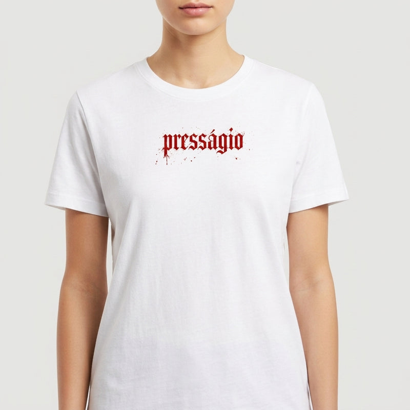 Camiseta com estampa frontal de texto estilizado "presságio" em fonte gótica e estampa traseira de círculo com inscrição "Maffie Records" em estilo artístico.