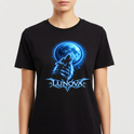 Camiseta com estampa frontal de lobo uivando diante de uma lua cheia iluminada, acompanhada de um detalhe ornamental com a palavra "LUNOVA" em destaque.