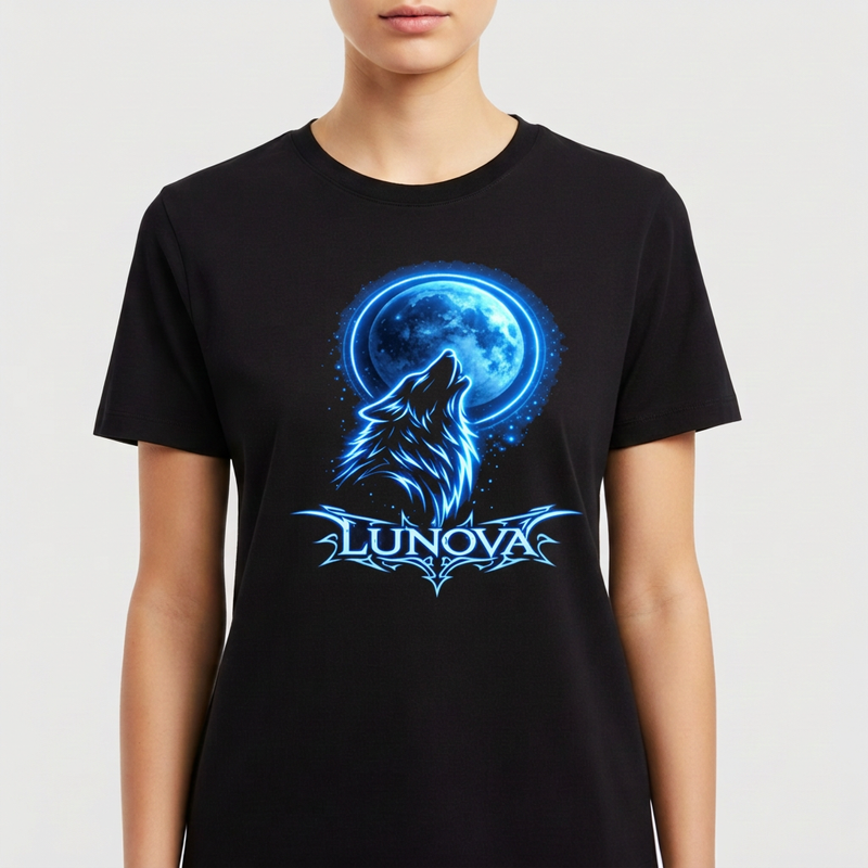 Camiseta com estampa frontal de lobo uivando diante de uma lua cheia iluminada, acompanhada de um detalhe ornamental com a palavra "LUNOVA" em destaque.