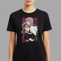 Camiseta com estampa frontal de personagem de anime, cabelos com tranças e envolvendo motivos florais e geométricos, acompanhada de caracteres japoneses.