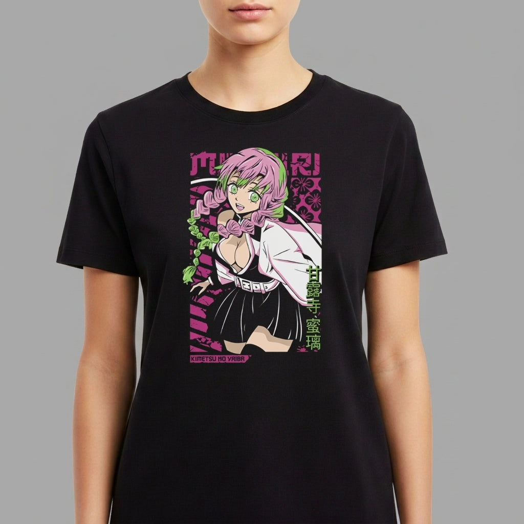 Camiseta com estampa frontal de personagem de anime, cabelos com tranças e envolvendo motivos florais e geométricos, acompanhada de caracteres japoneses.