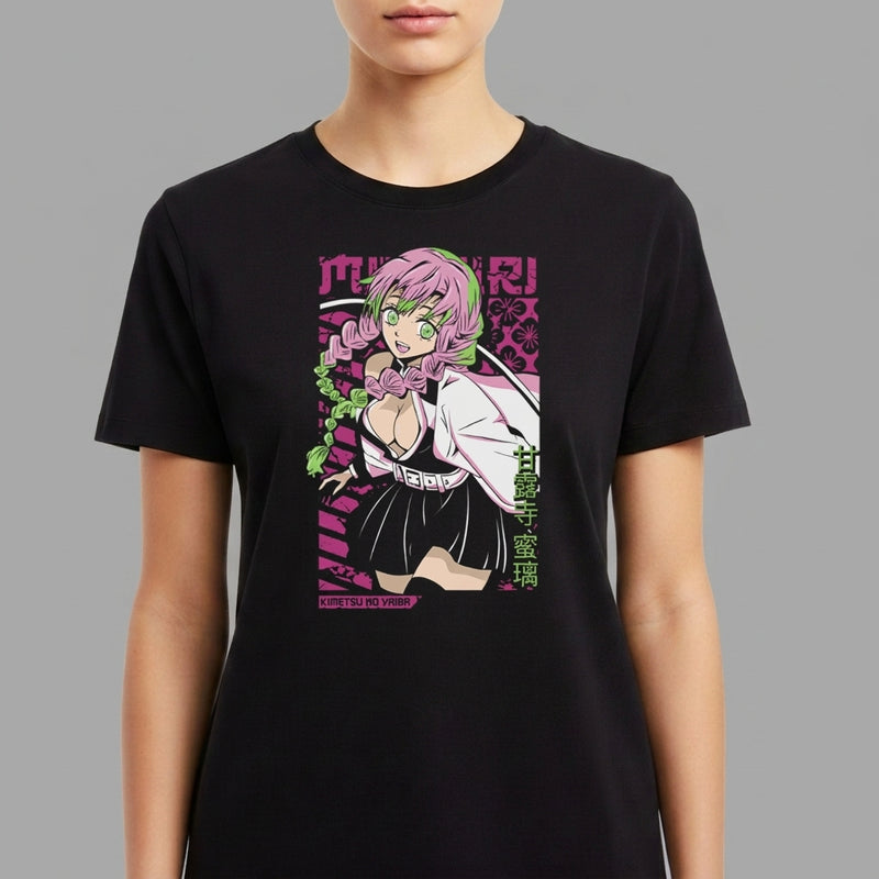 Camiseta com estampa frontal de personagem de anime, cabelos com tranças e envolvendo motivos florais e geométricos, acompanhada de caracteres japoneses.