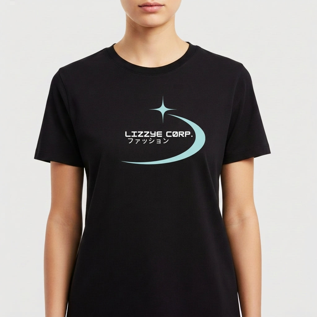 Camiseta com estampa frontal de logo estilizado com escrita "Lizzye Corp." e caracteres japoneses, acompanhados de um elemento gráfico curvo e estrela acima.