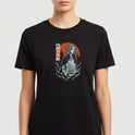 Camiseta com estampa frontal de um samurai retratado sobre um fundo de círculo solar, acompanhado por caracteres japoneses e ondas estilizadas em preto e branco.