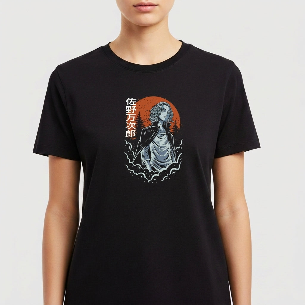 Camiseta com estampa frontal de um samurai retratado sobre um fundo de círculo solar, acompanhado por caracteres japoneses e ondas estilizadas em preto e branco.