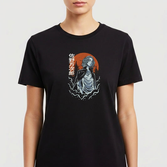 Camiseta com estampa frontal de um samurai retratado sobre um fundo de círculo solar, acompanhado por caracteres japoneses e ondas estilizadas em preto e branco.
