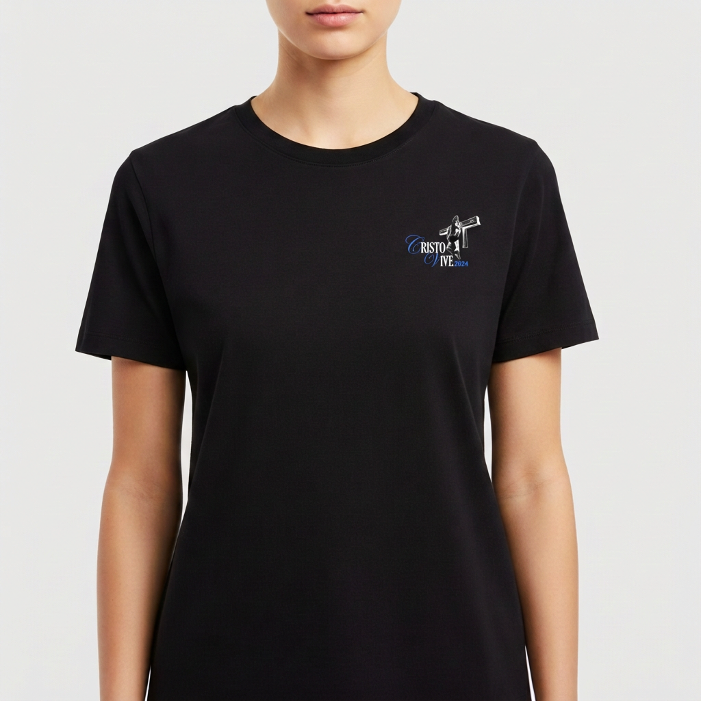 Camiseta com estampa frontal de slogan estilizado com o desenho de uma cruz e estampa traseira de rosto com coroa de espinhos e letras grandes.