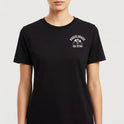 Camiseta com estampa frontal de logo e dois lutadores de jiu-jitsu em postura de combate, e estampa traseira de lutadores em ação sob logotipo em arco.
