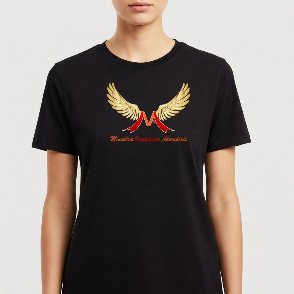 Camiseta com estampa frontal de um "M" estilizado em vermelho com asas douradas abertas, acompanhada pela inscrição "Ministério Verdadeiros Adoradores".
