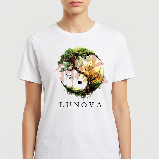 Camiseta com estampa frontal de um yin yang formado por elementos naturais como árvores e vegetação, com a palavra "LUNOVA" abaixo.