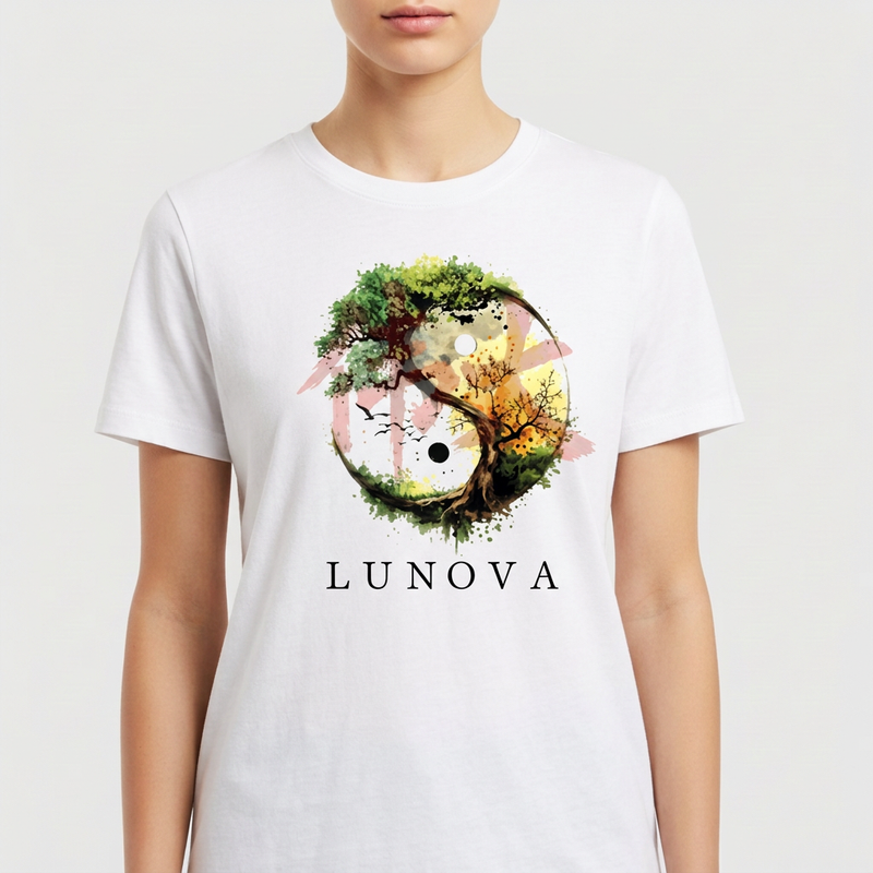 Camiseta com estampa frontal de um yin yang formado por elementos naturais como árvores e vegetação, com a palavra "LUNOVA" abaixo.