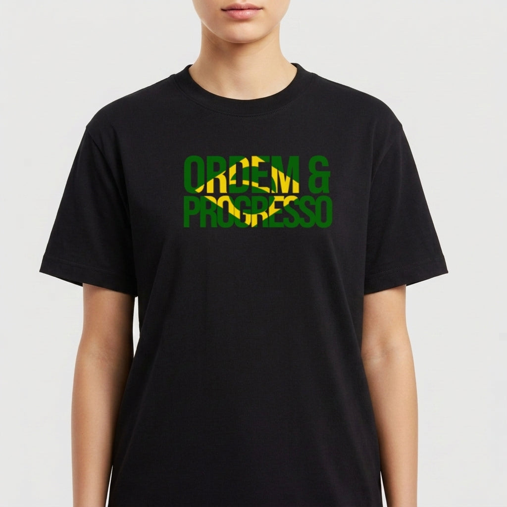 Camiseta com estampa frontal de "ORDEM & PROGRESSO" sobre uma bandeira fragmentada do Brasil e estampa traseira com "ELEVEN" e um pequeno símbolo.