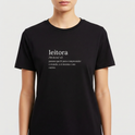 Camiseta com estampa frontal de definição do termo "leitora", apresentando a divisão silábica e descrição de quem lê para compreender o mundo e a si mesma.