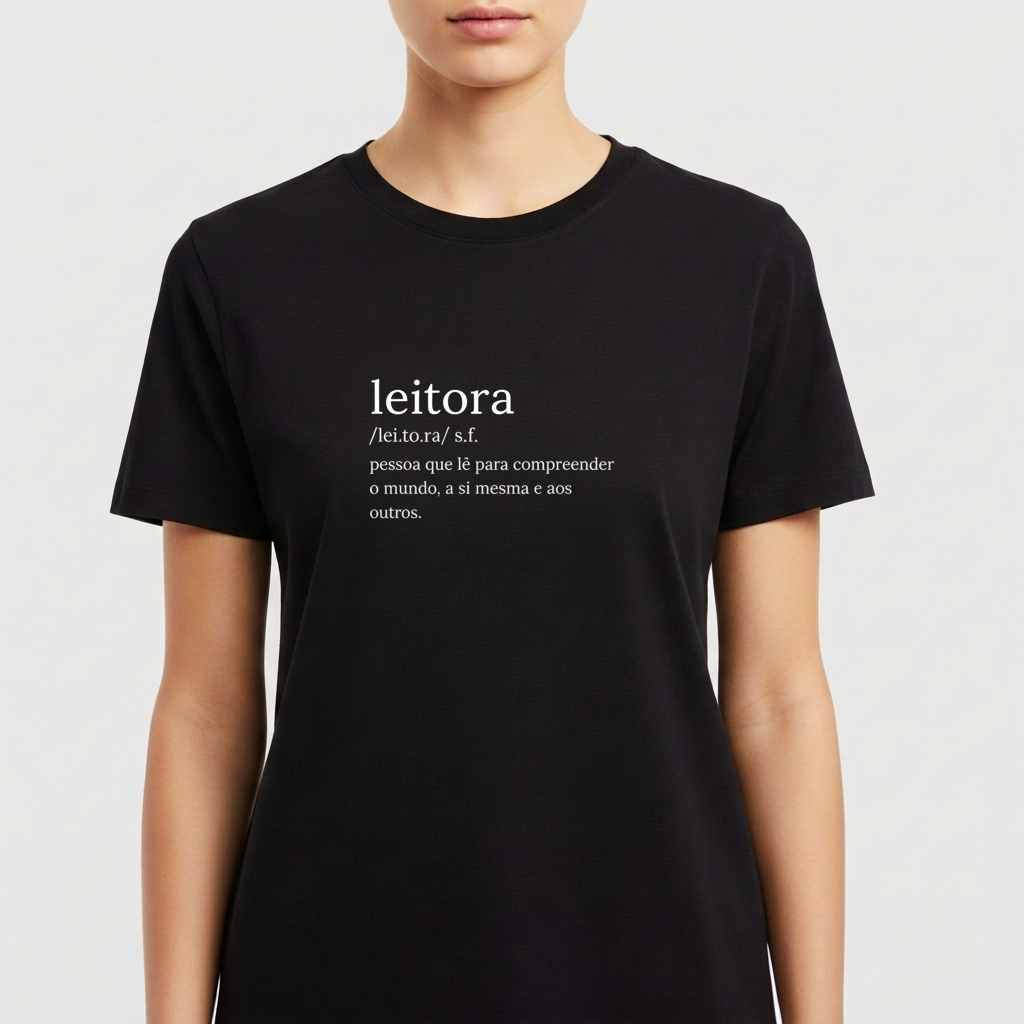 Camiseta com estampa frontal de definição do termo "leitora", apresentando a divisão silábica e descrição de quem lê para compreender o mundo e a si mesma.