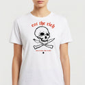 Camiseta com estampa frontal de caveira com garfo e faca cruzados, texto em estilo gótico "eat the rich" e "born to lose, live to win", com símbolo de espadas.