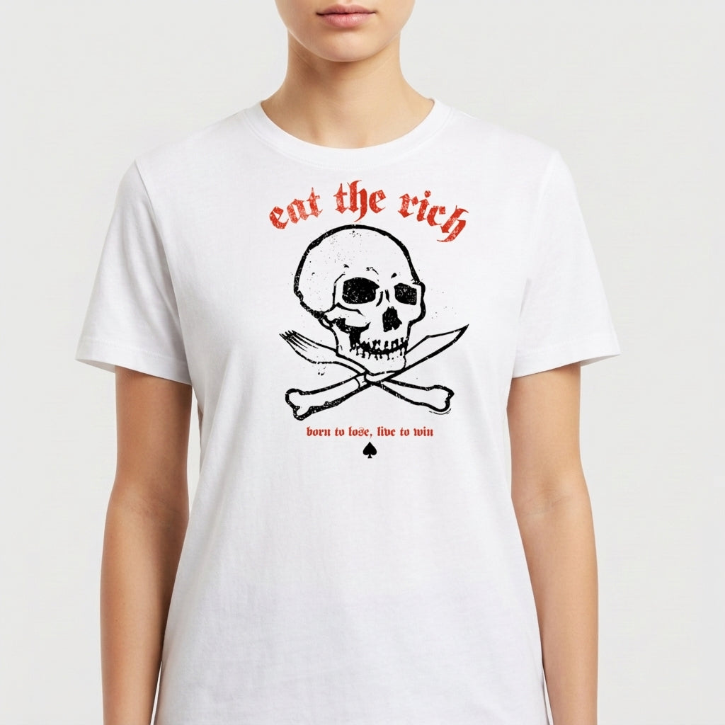 Camiseta com estampa frontal de caveira com garfo e faca cruzados, texto em estilo gótico "eat the rich" e "born to lose, live to win", com símbolo de espadas.