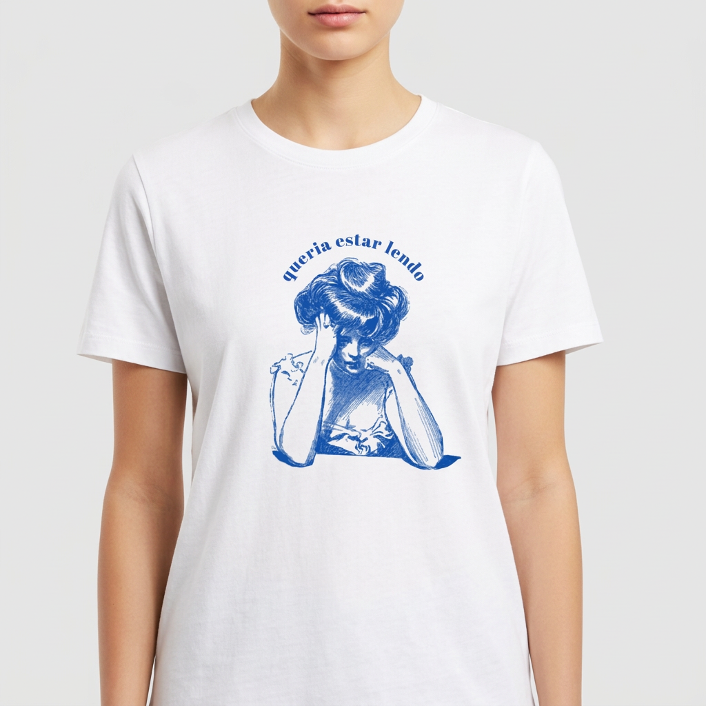 Camiseta com estampa frontal de ilustração estilo retrô de mulher apoiando a cabeça nas mãos, acompanhada da frase "queria estar lendo" acima.