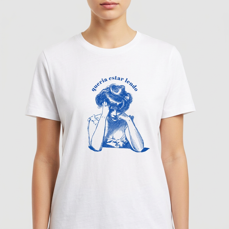 Camiseta com estampa frontal de ilustração estilo retrô de mulher apoiando a cabeça nas mãos, acompanhada da frase "queria estar lendo" acima.