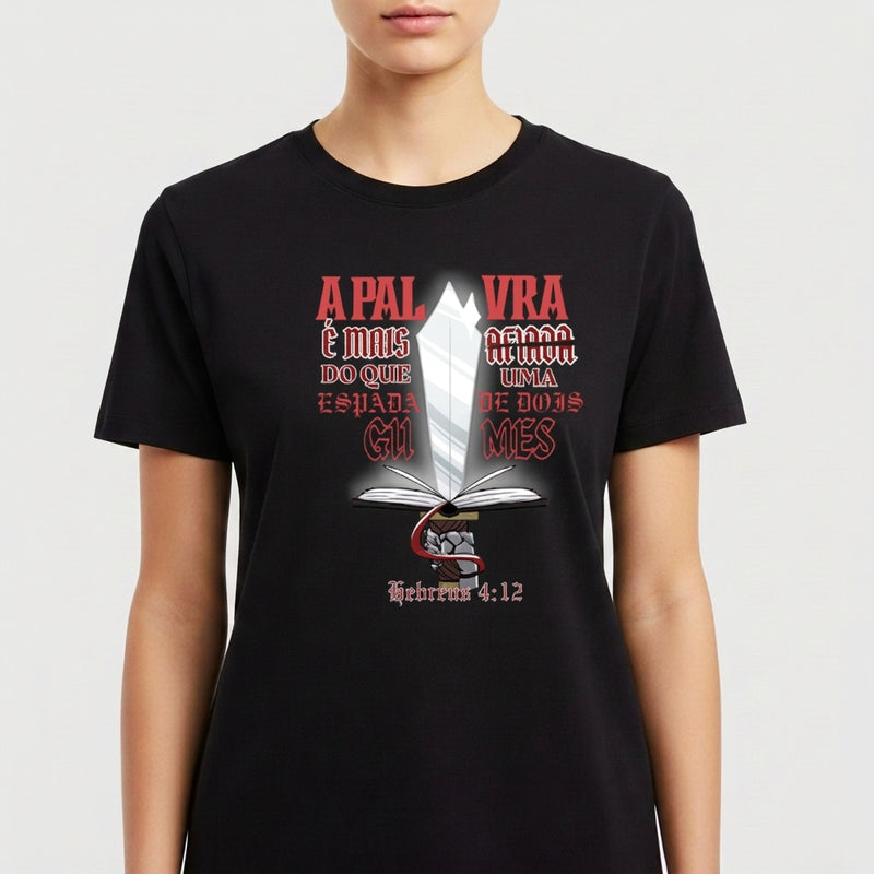Camiseta com estampa frontal de espada saindo de livro aberto, cercada por texto artístico estilizado em fonte impactante, destacando passagem bíblica.