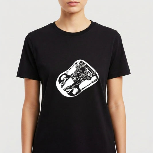 Camiseta com estampa frontal de um design abstrato e intricado, apresentando formas geométricas e linhas curvas que parecem se fundir em um padrão complexo.