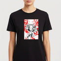 Camiseta com estampa frontal de personagem em estilo mangá, com detalhes de cabelo e olhos expressivos, em meio a formas geométricas dinâmicas.