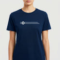 Camiseta com estampa frontal de linhas horizontais estilizadas atravessadas por uma forma circular e estampa traseira com texto pequeno "Moda de Unic" sob a gola.