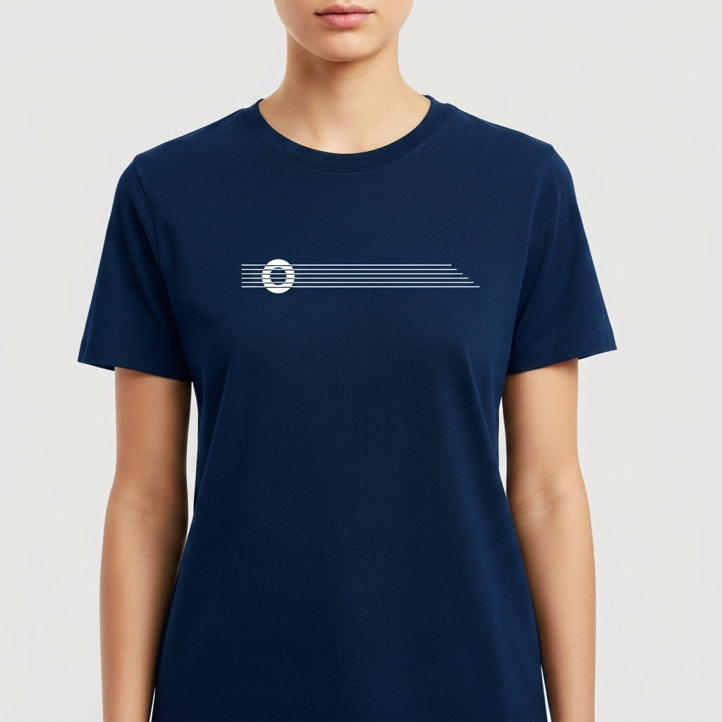 Camiseta com estampa frontal de linhas horizontais estilizadas atravessadas por uma forma circular e estampa traseira com texto pequeno "Moda de Unic" sob a gola.