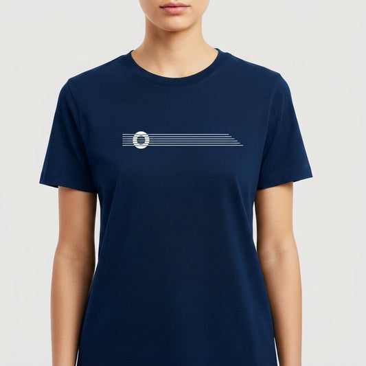 Camiseta com estampa frontal de linhas horizontais estilizadas atravessadas por uma forma circular e estampa traseira com texto pequeno "Moda de Unic" sob a gola.