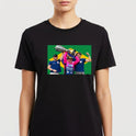 Camiseta com estampa frontal de três pessoas celebrando com um troféu acima de suas cabeças, em frente a uma bandeira estilizada ao fundo.