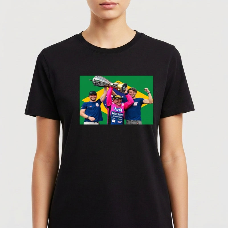Camiseta com estampa frontal de três pessoas celebrando com um troféu acima de suas cabeças, em frente a uma bandeira estilizada ao fundo.