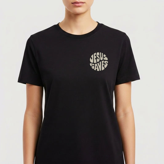 Camiseta com estampa frontal de um círculo contendo as palavras "Jesus Saves" e estampa traseira maior do mesmo círculo com a mesma mensagem.